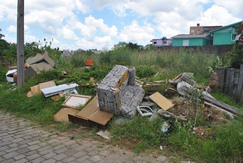  Caxias contra o Aedes: CODECA retira lixo descartado irregularmente no bairro Pioneiro