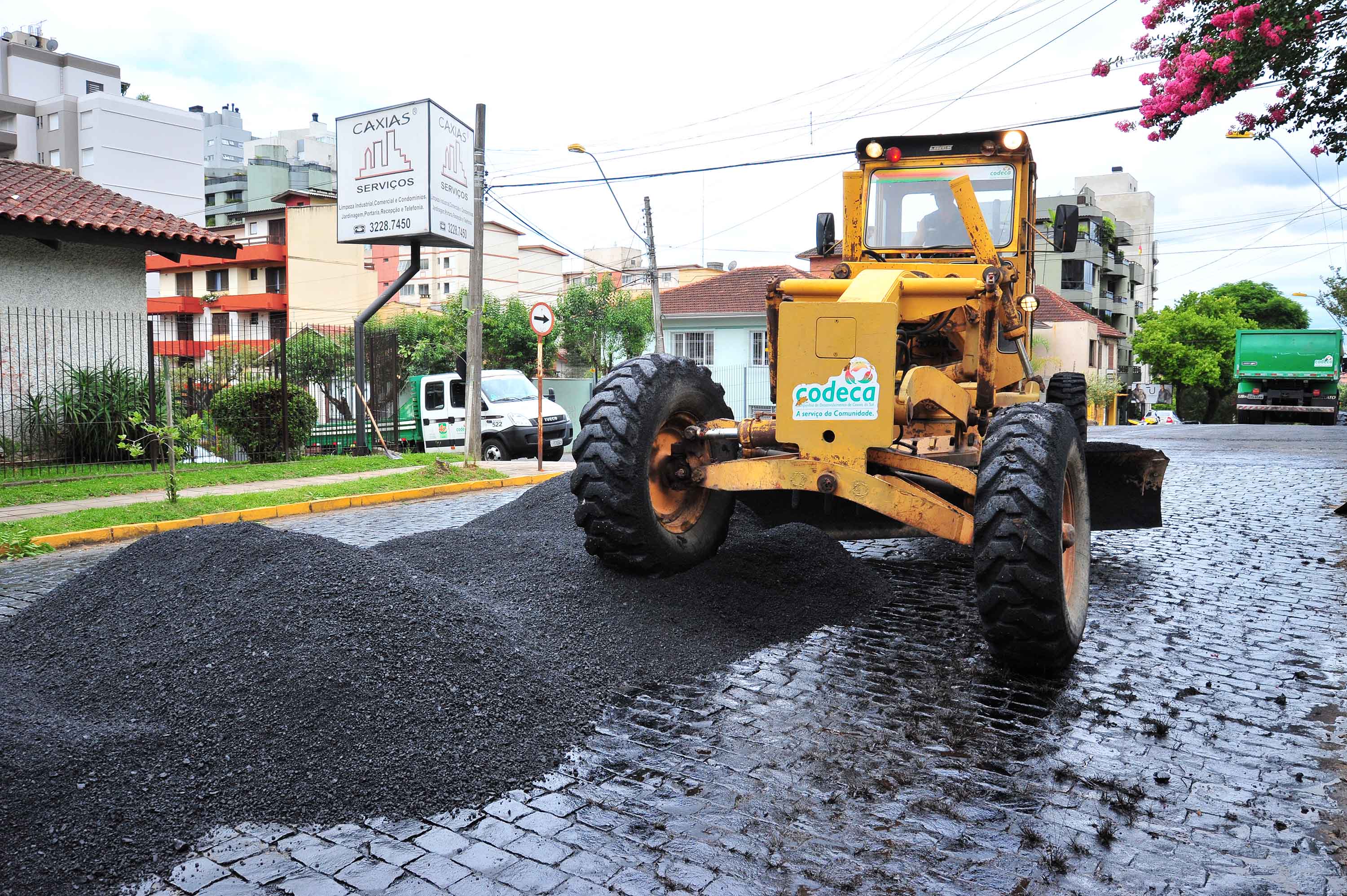  CODECA trabalha na pavimentação asfáltica da rua Andrade Neves