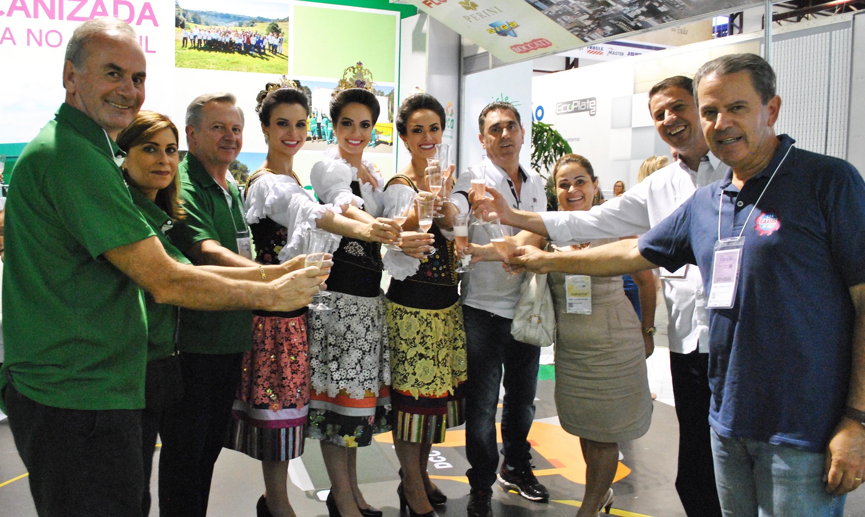  Prefeito e Vice-Prefeito participam da inauguração do estande da CODECA na Festa da Uva