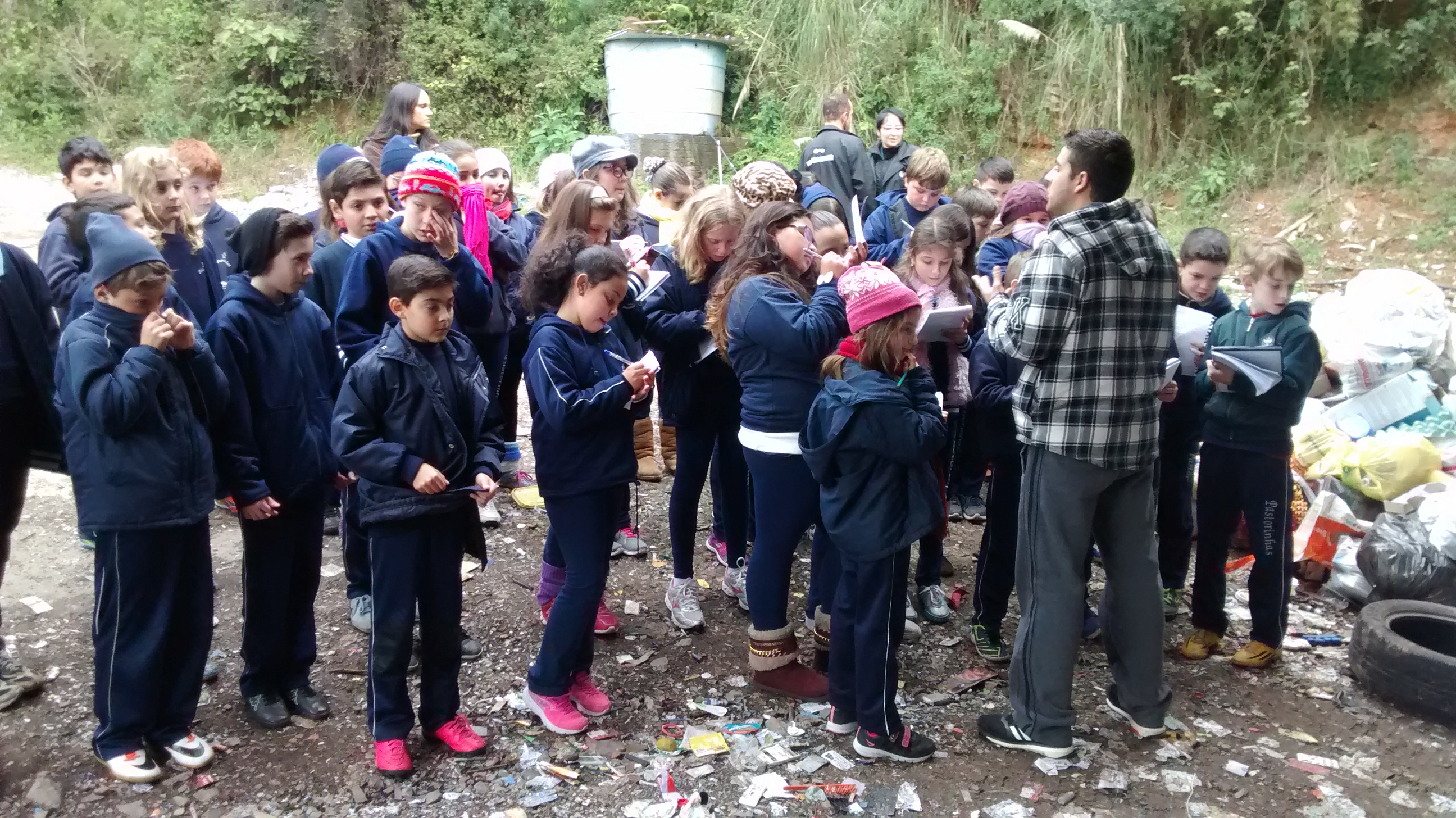  Escola Jesus Bom Pastor participa do roteiro Caminhos do Lixo