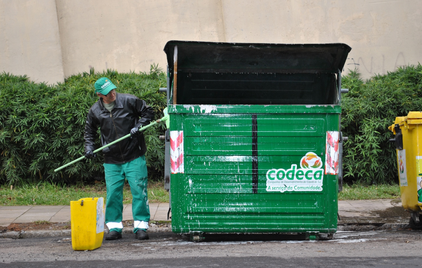  Codeca faz a limpeza manual em 35 pares de containers por dia no município
