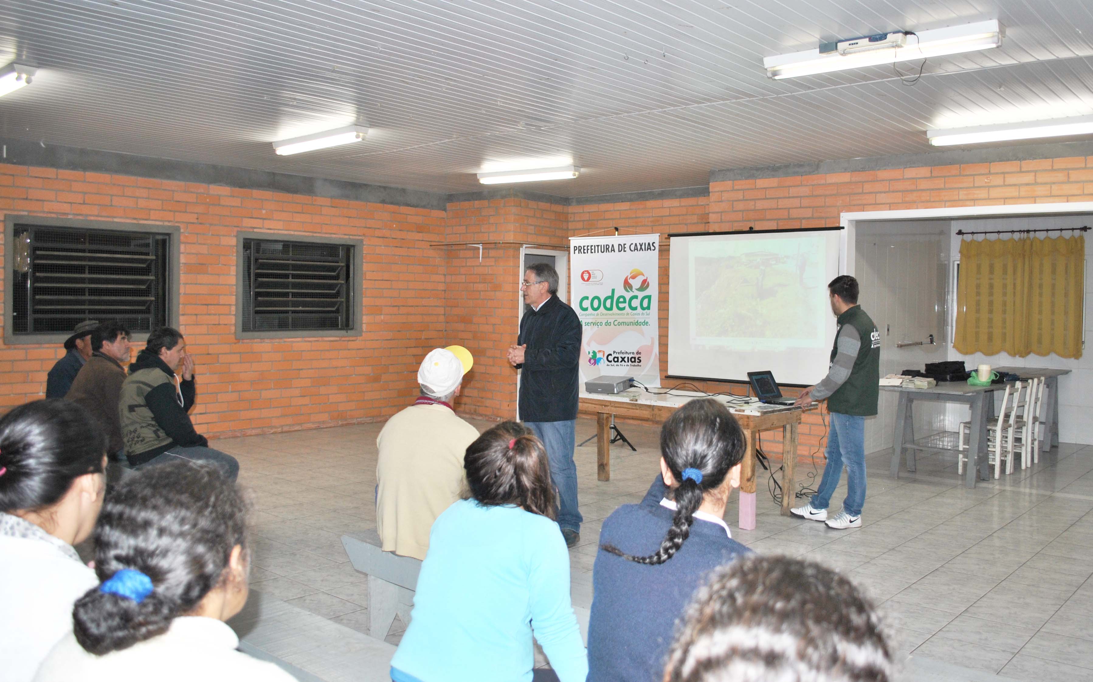  CODECA conscientiza moradores para evitar formação de lixões