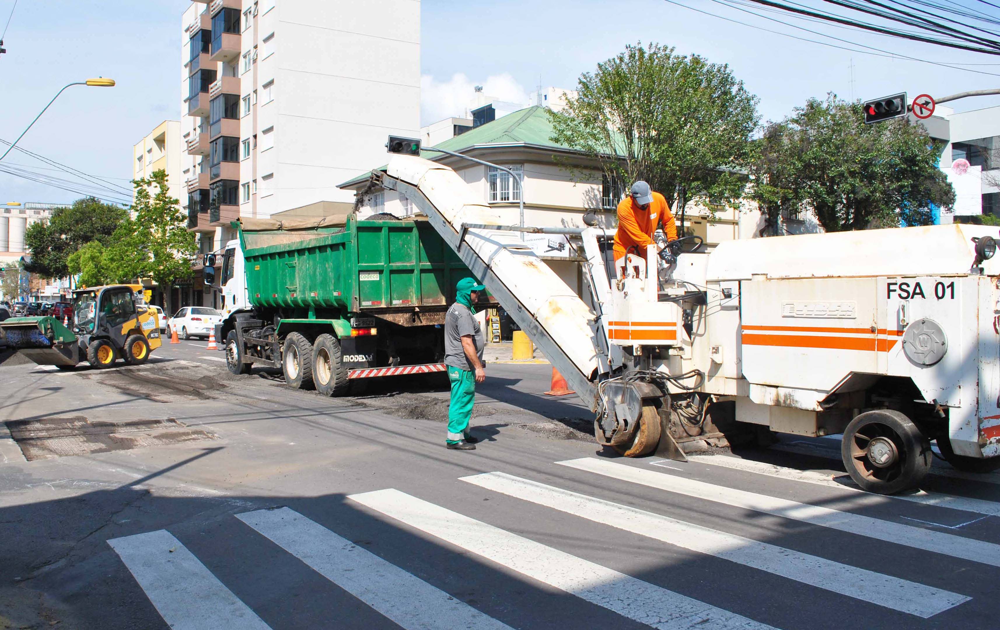  Seguem as obras de recuperação asfáltica da Rua Ernesto Alves