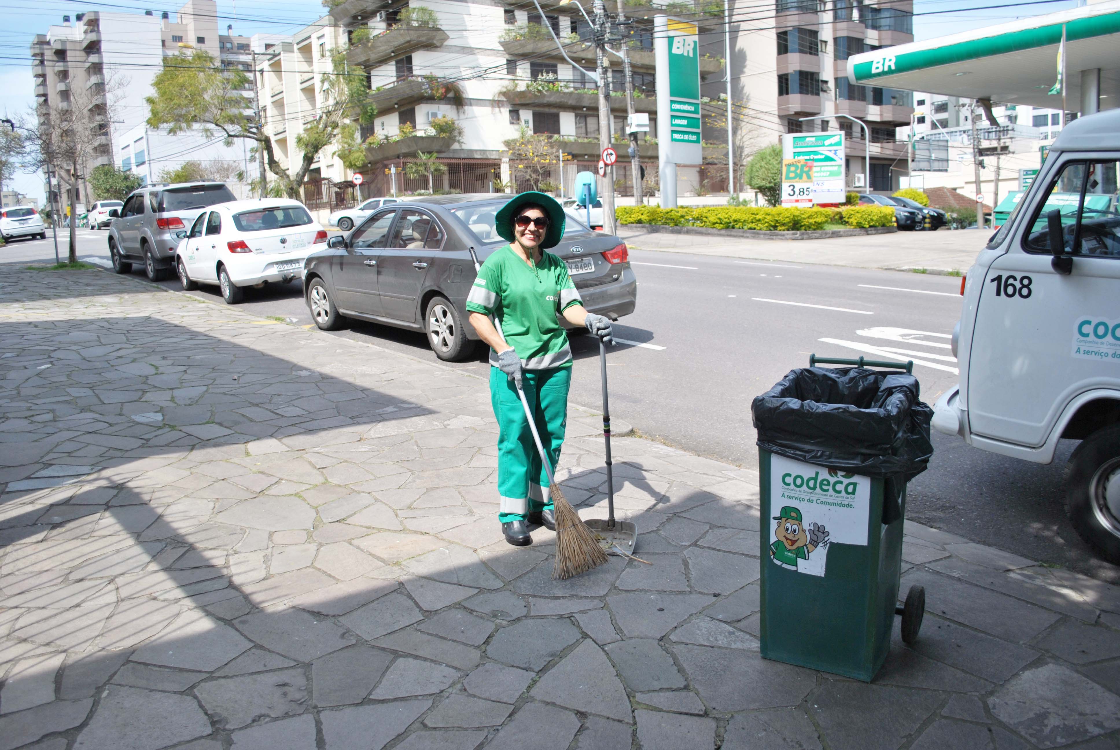  CODECA beneficia equipe da varrição com novo modelo de calçado