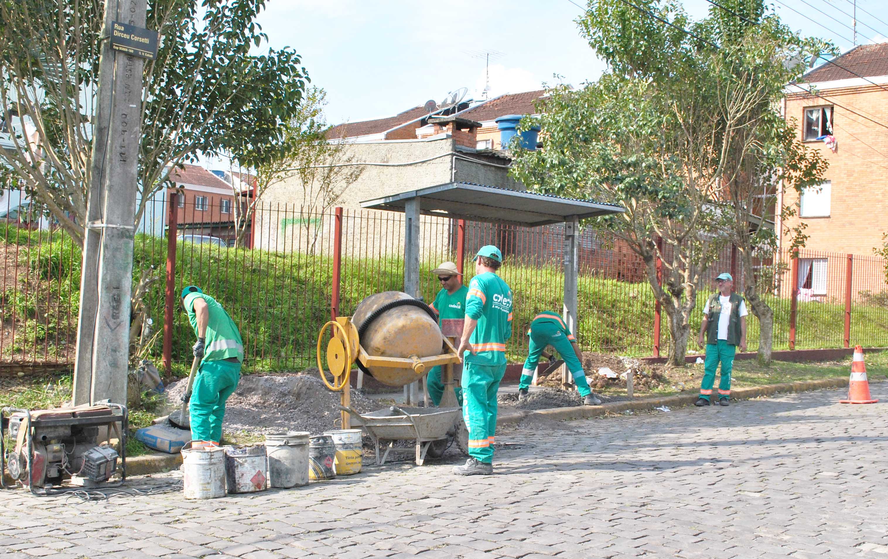  CODECA realiza melhorias em paradas de ônibus do município