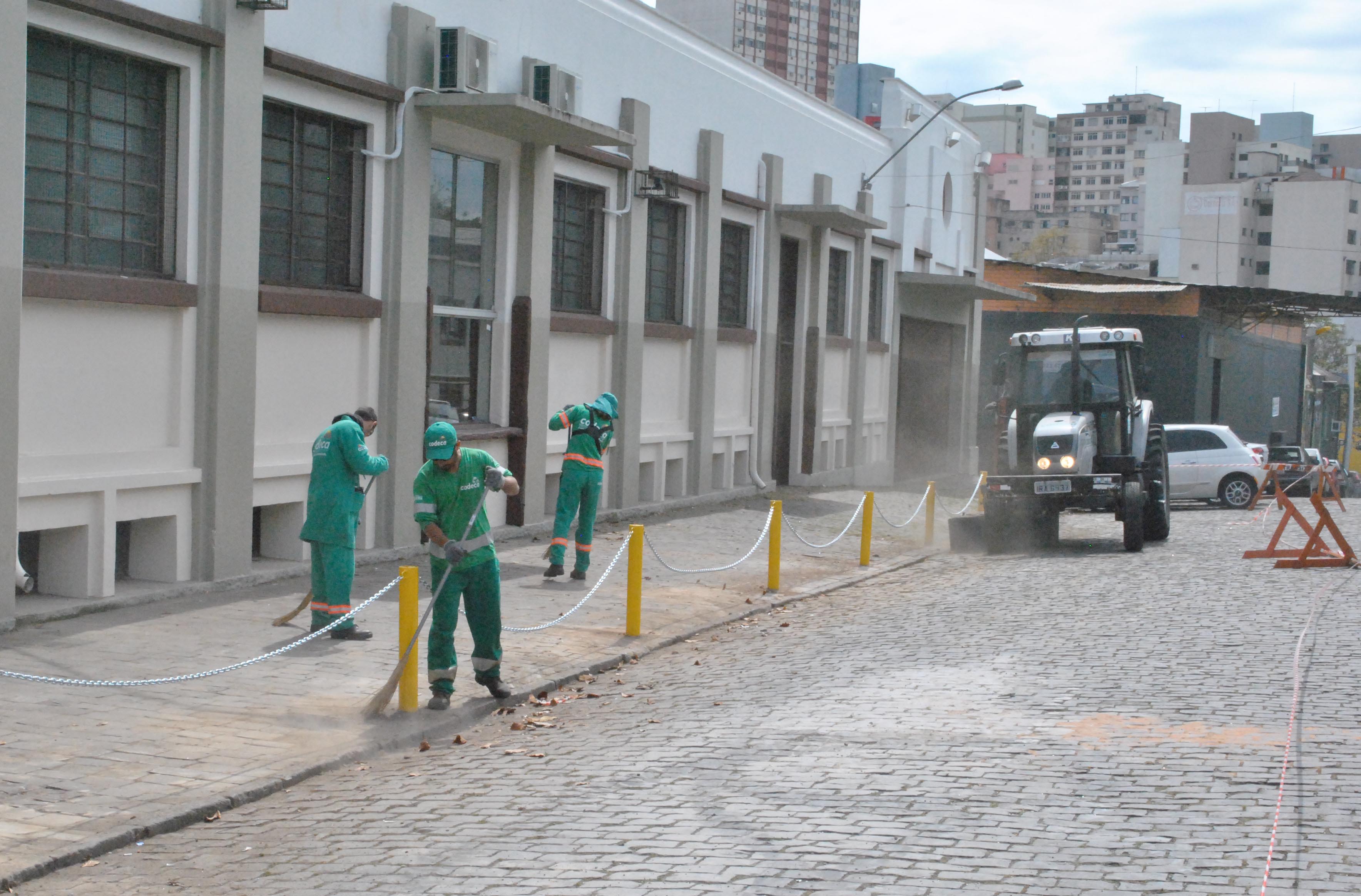  CODECA realiza limpeza e capina no largo da Estação Férrea