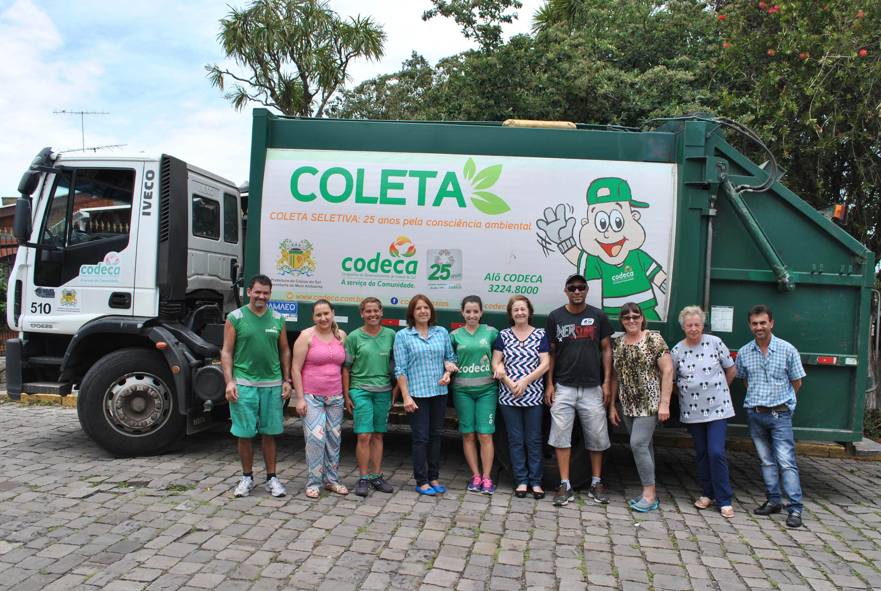  Equipes da coleta da CODECA recebem cestas de Natal de moradores do Planalto