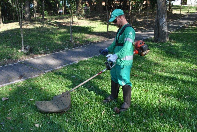  Serviços de roçadas se intensificam nas estações mais quentes do ano