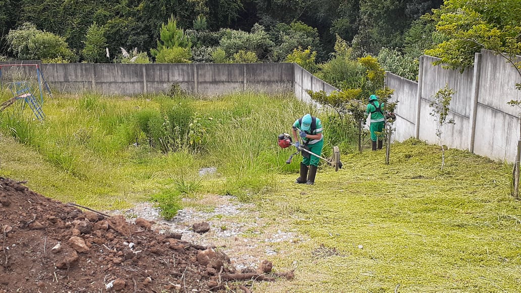  Codeca intensifica capina e roçada nas escolas municipais