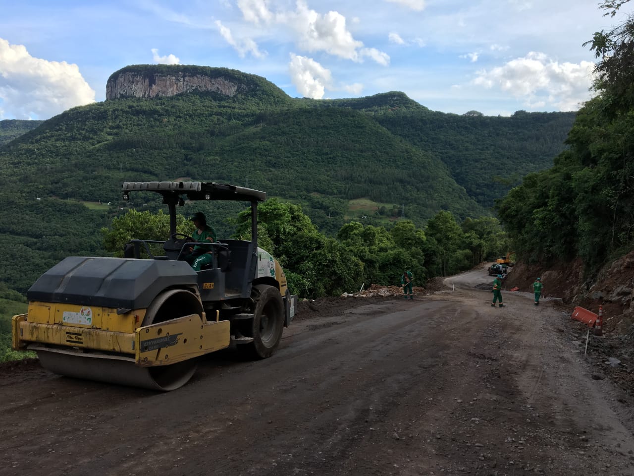  Asfaltamento da estrada de Santa Lúcia do Piaí tem previsão de entrega para outubro