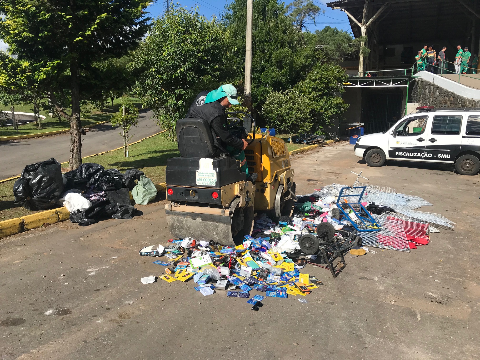  SMU destrói 864 itens apreendidos com ambulantes em Caxias do Sul