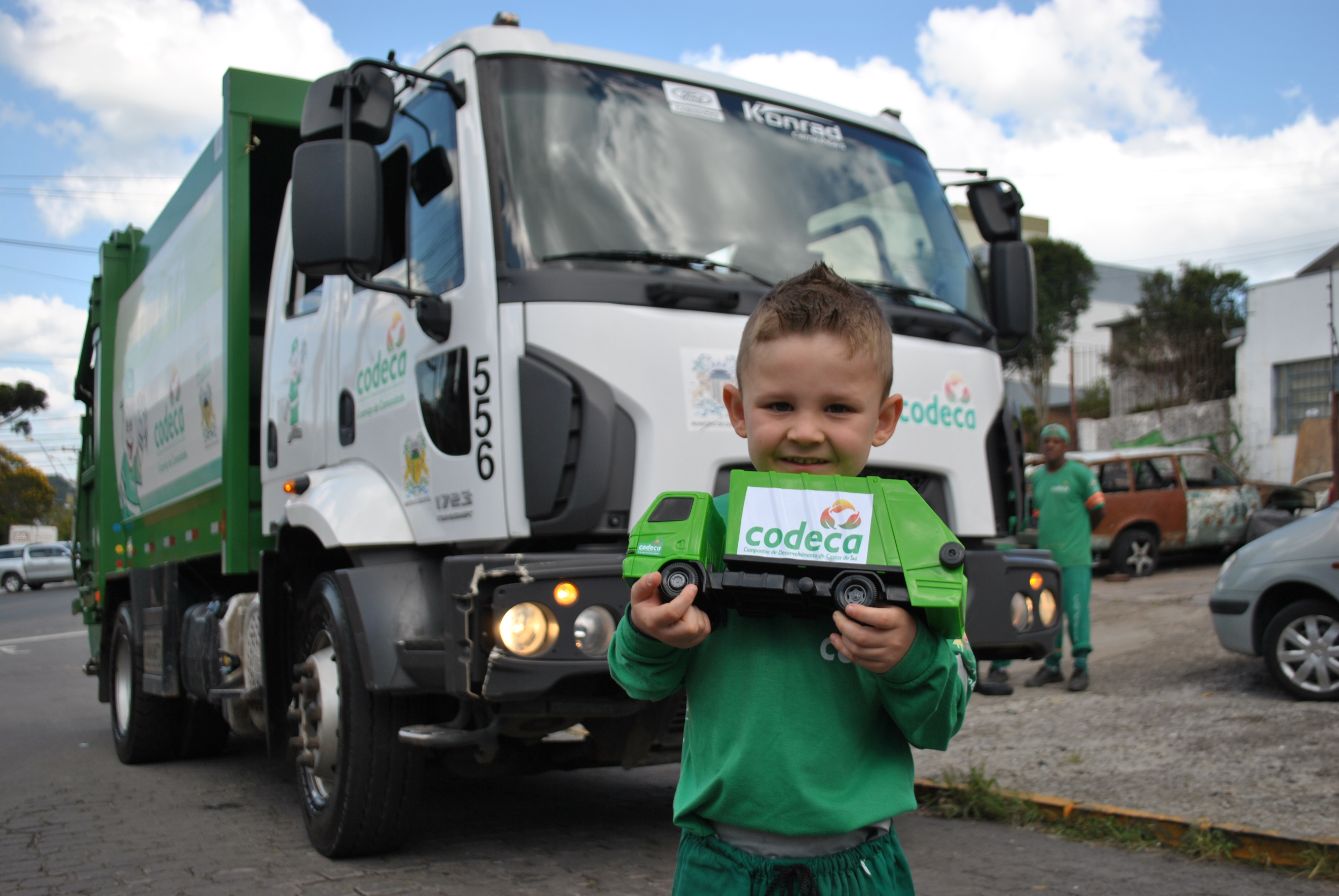  Equipe faz surpresa para menino que ama a Codeca