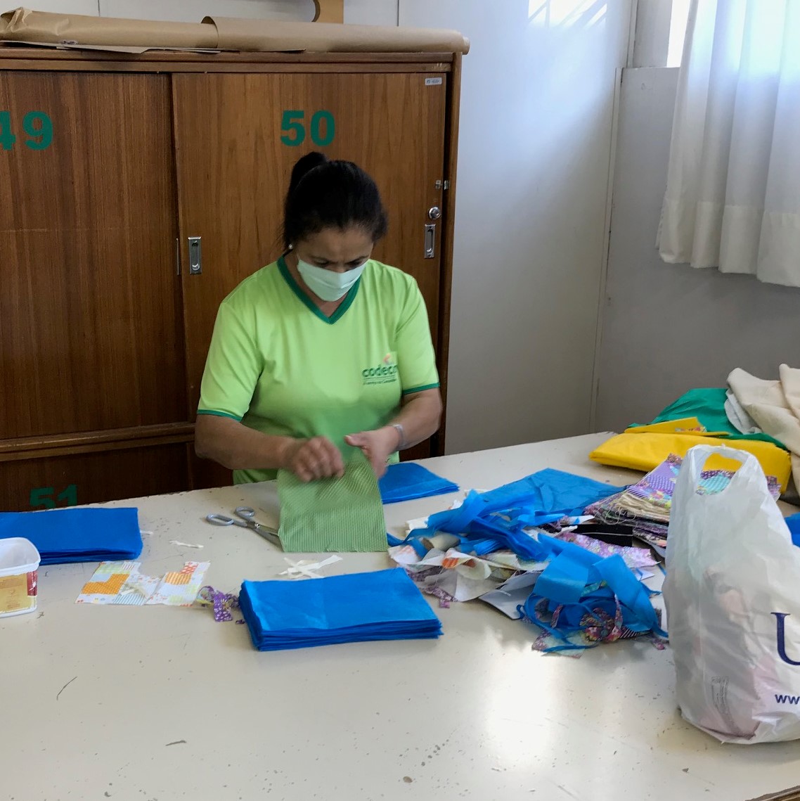  Funcionárias da Codeca auxiliam na produção de máscaras