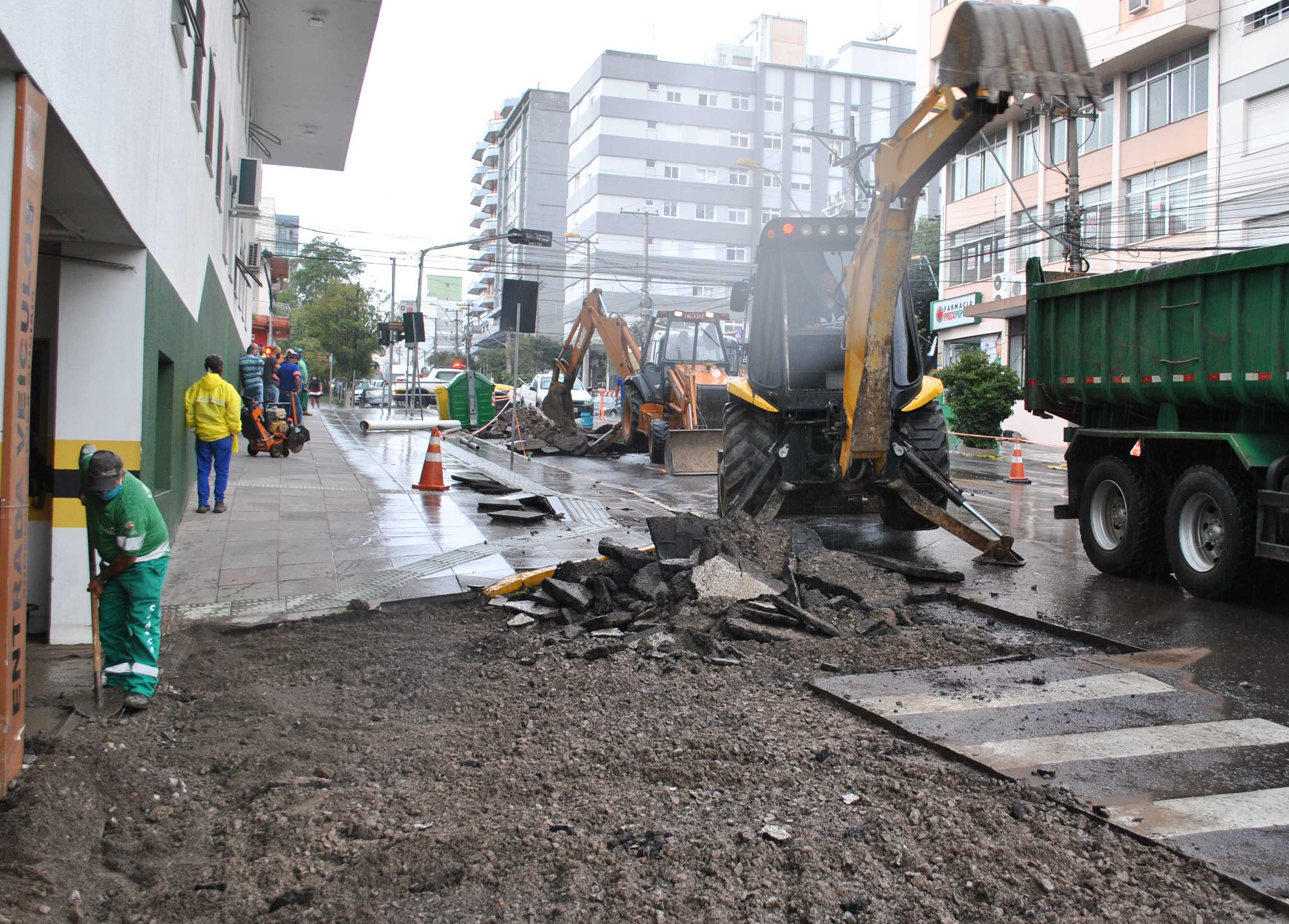  Equipes da Codeca se mobilizam para limpar e reparar o asfalto após rompimento de adutora