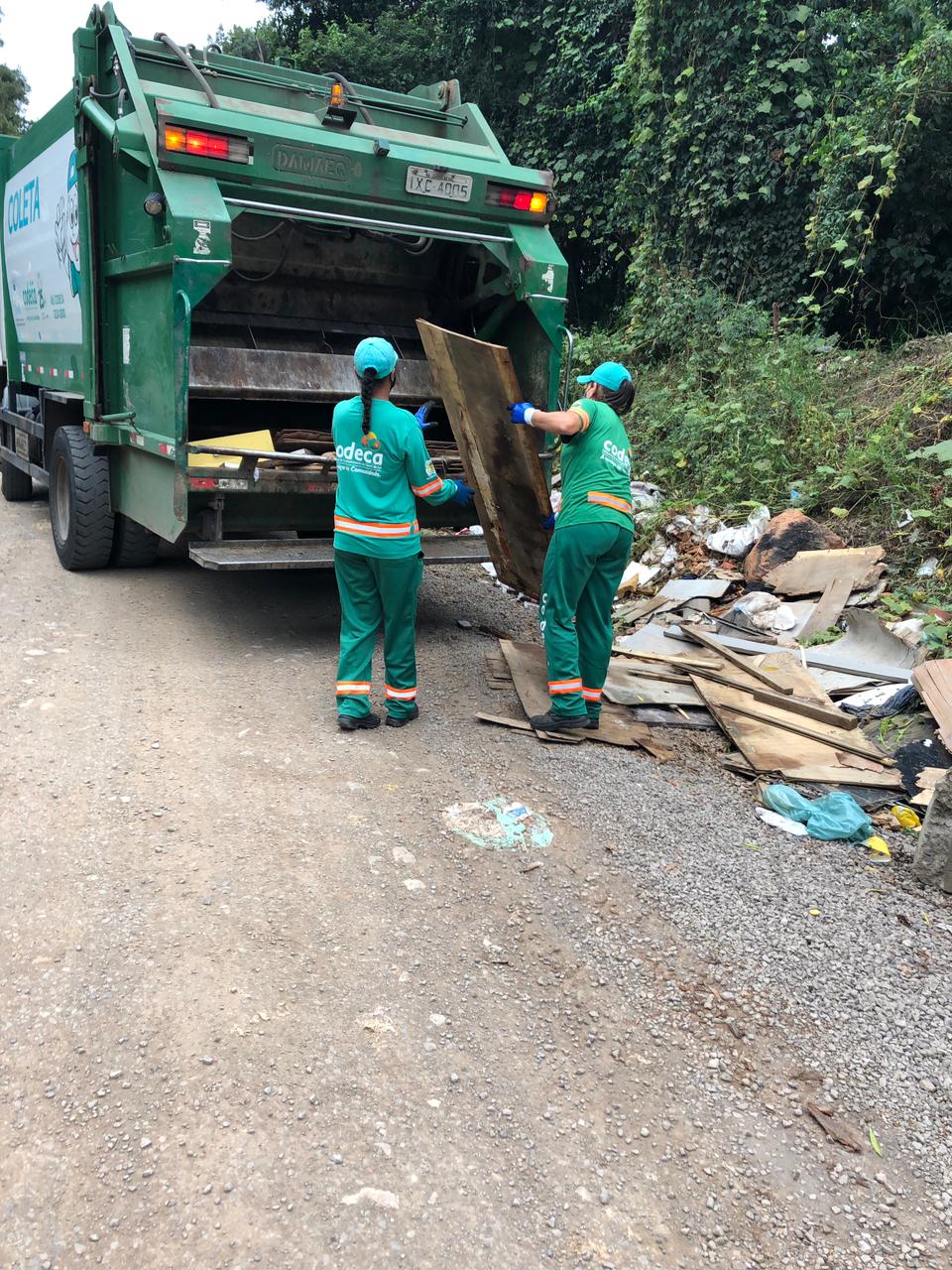  Dia Mundial da Água: Codeca e Samae recolhem entulhos descartados no entorno da Represa Maestra