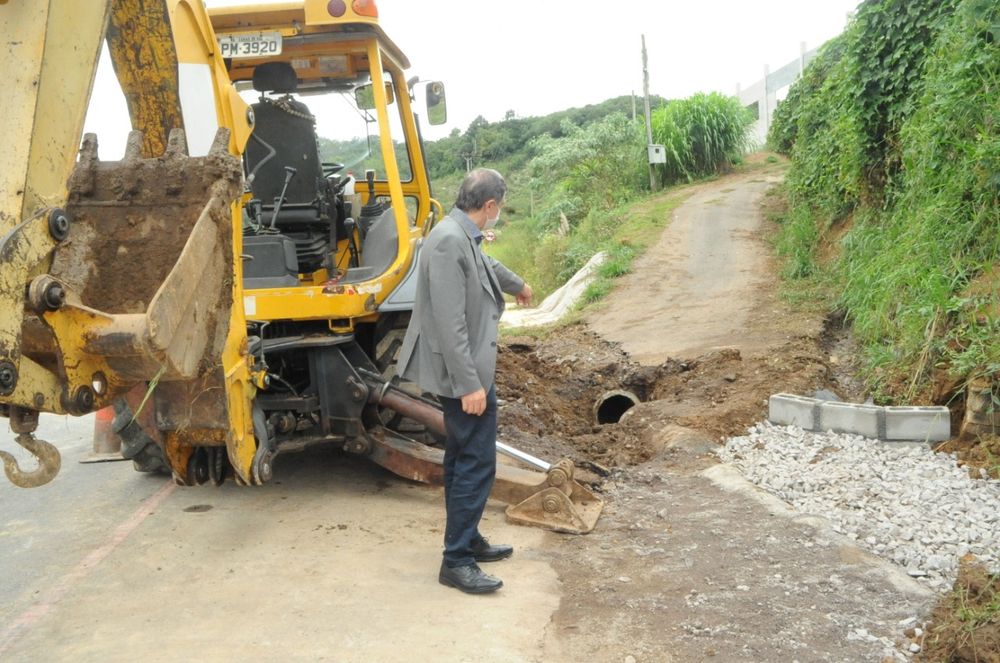  Prefeito acompanha trabalho da Codeca na Estrada dos Romeiros