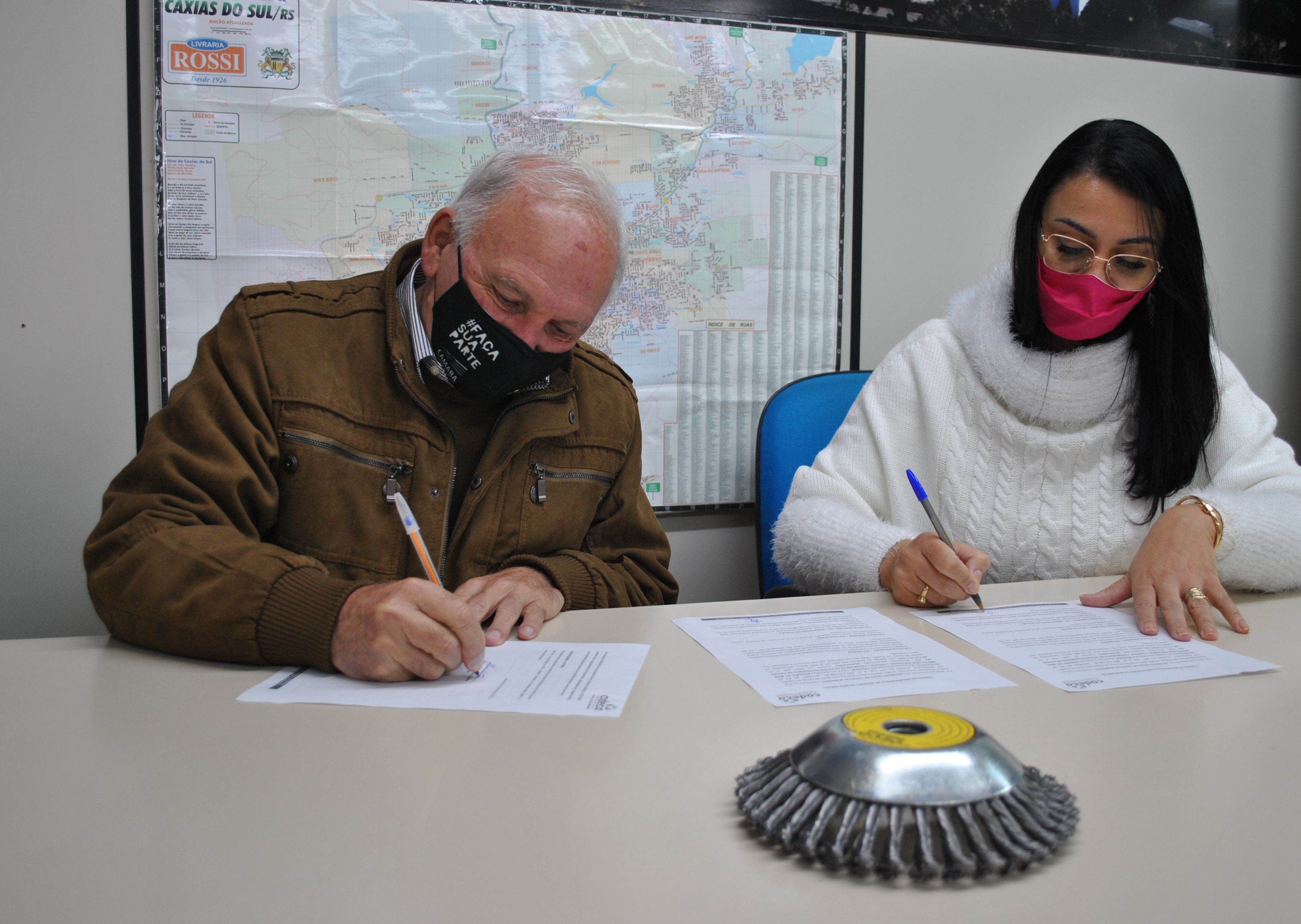  Codeca recebe doação de escova de aço para roçadeiras