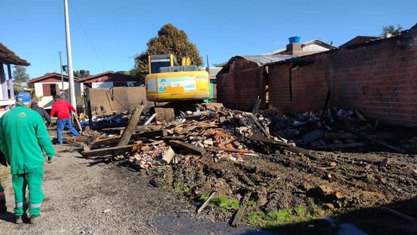  Codeca recolhe escombros das casas incendiadas no Serrano