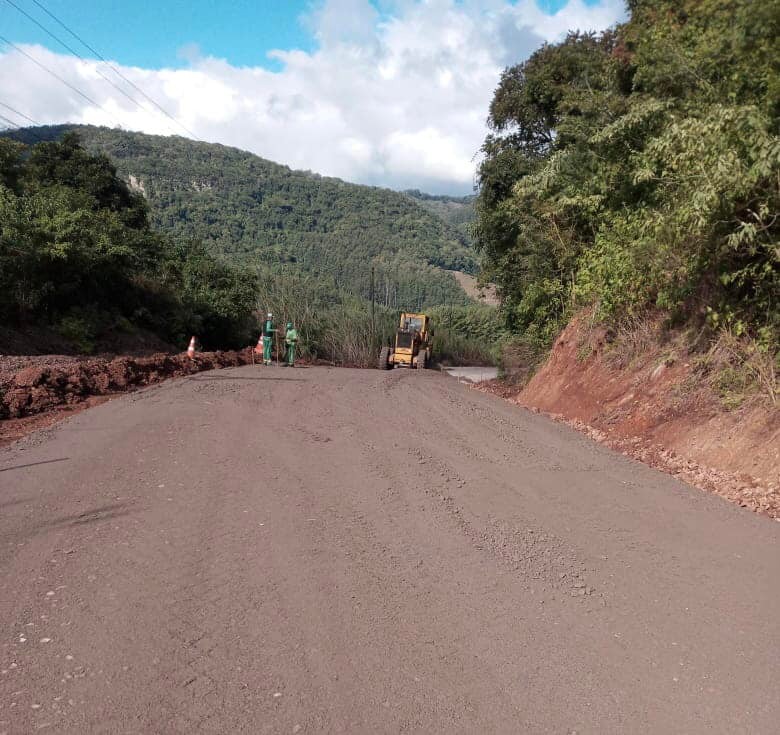  Codeca trabalha na implantação da base da Estrada Menino Jesus, em Forqueta