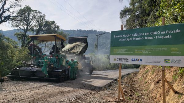  Codeca inicia o capeamento asfáltico da Estrada Municipal Menino Jesus, em Forqueta