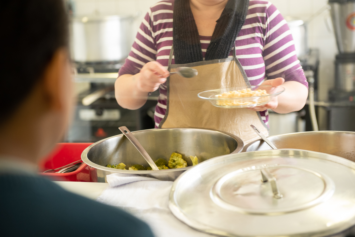  Codeca abre novo processo seletivo para os cargos de merendeira e auxiliar de limpeza de escola