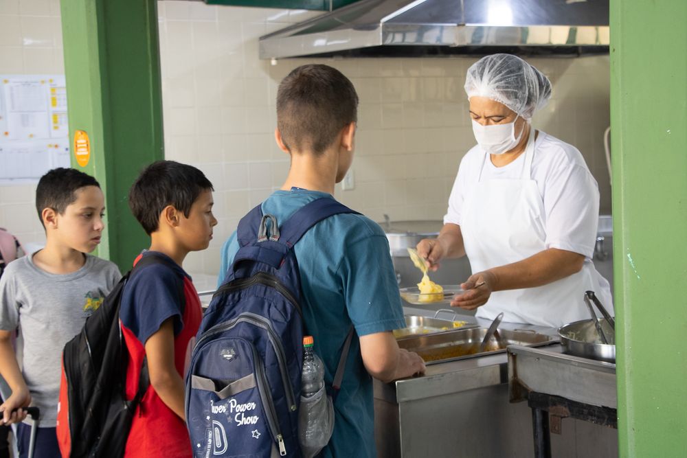  Lançamento do programa Prato Saudável recepciona estudantes da rede municipal com polenta e molho de