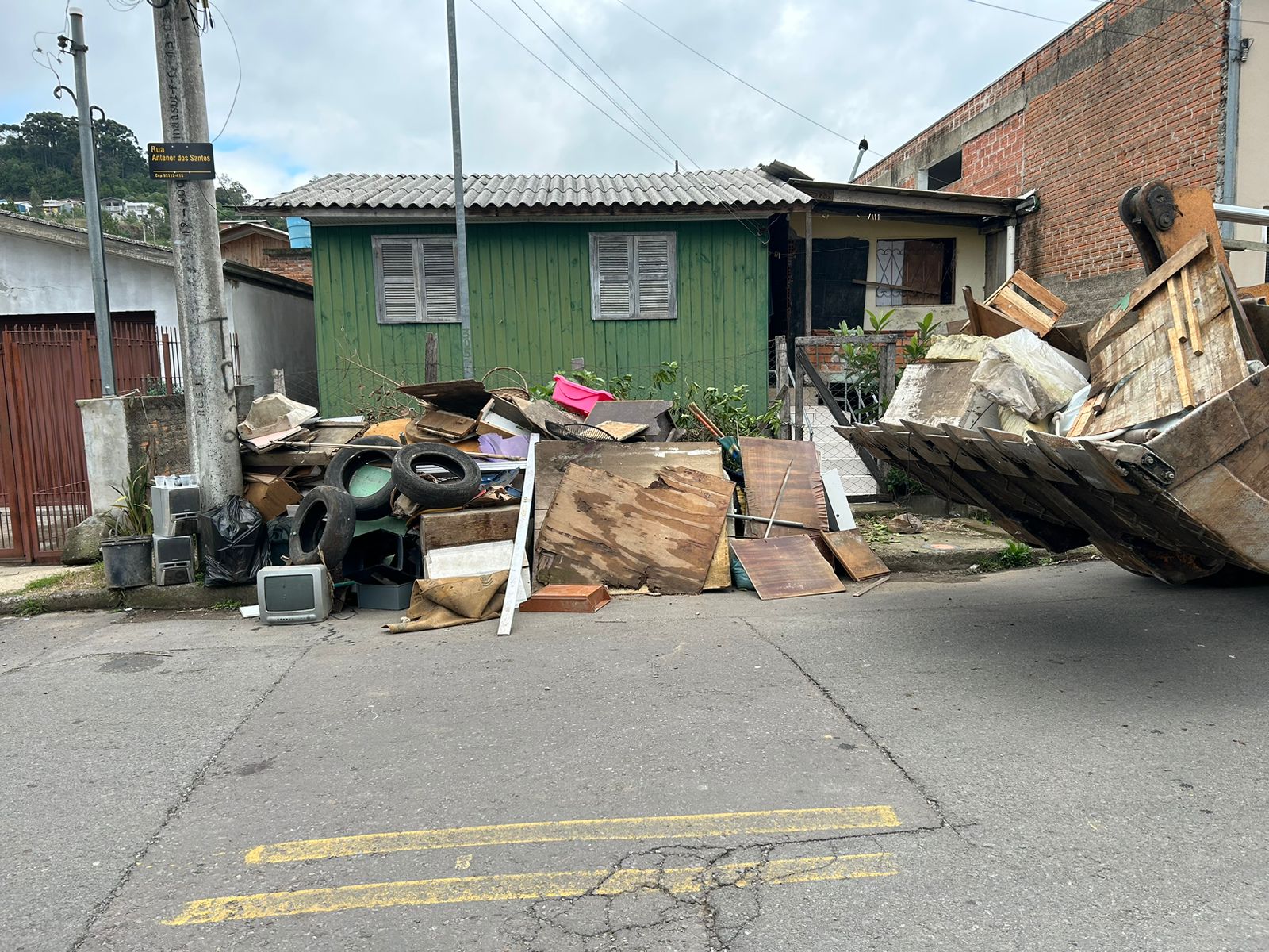  Bota-fora Contra a Dengue recolhe 30 toneladas de resíduos no bairro Reolon 