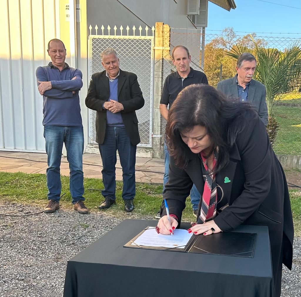  Assinada a ordem de início do asfaltamento de novo trecho da Estrada João Boldo