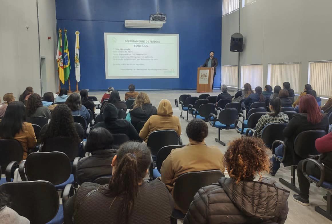  Codeca promove treinamento admissional para os novos funcionários das escolas