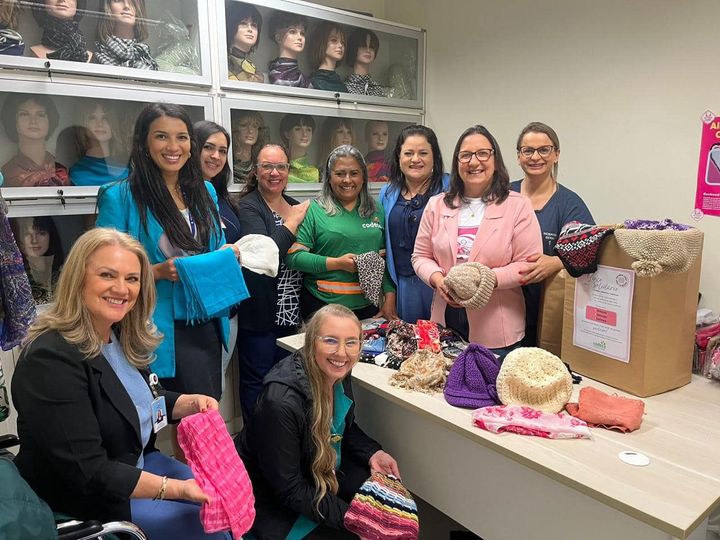  Codeca entrega mais de 300 itens à UNACON arrecadados da Campanha Lenço Solidário