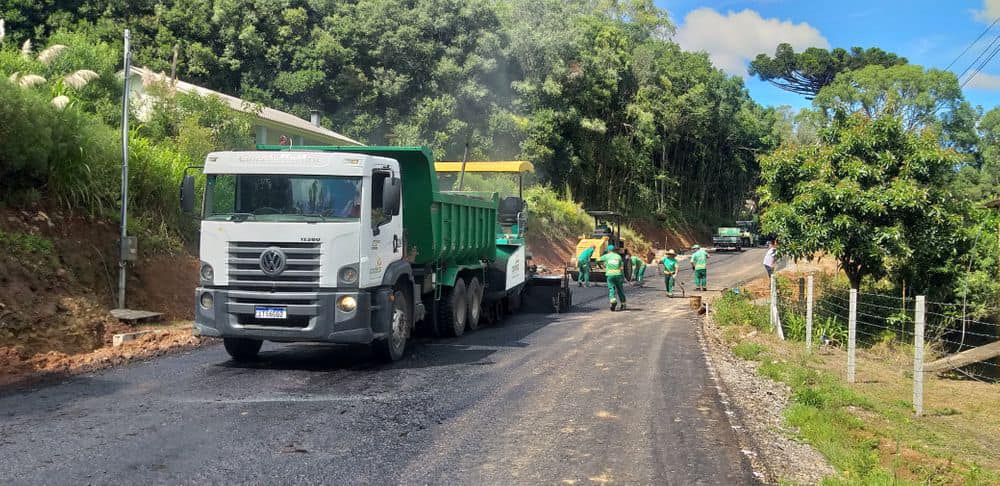  Codeca inicia a aplicação da camada asfáltica na Estrada Municipal João Boldo