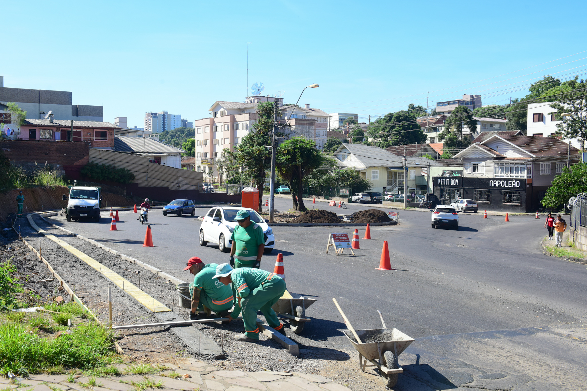  Nova rotatória da Rua Bortolo Zani recebe camada de asfalto
