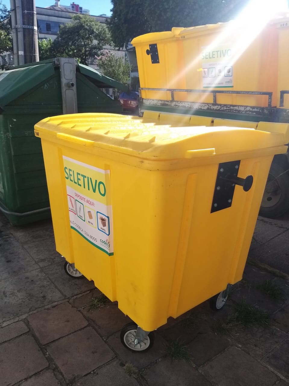  Codeca recebe mais 100 contêineres amarelos para coleta seletiva