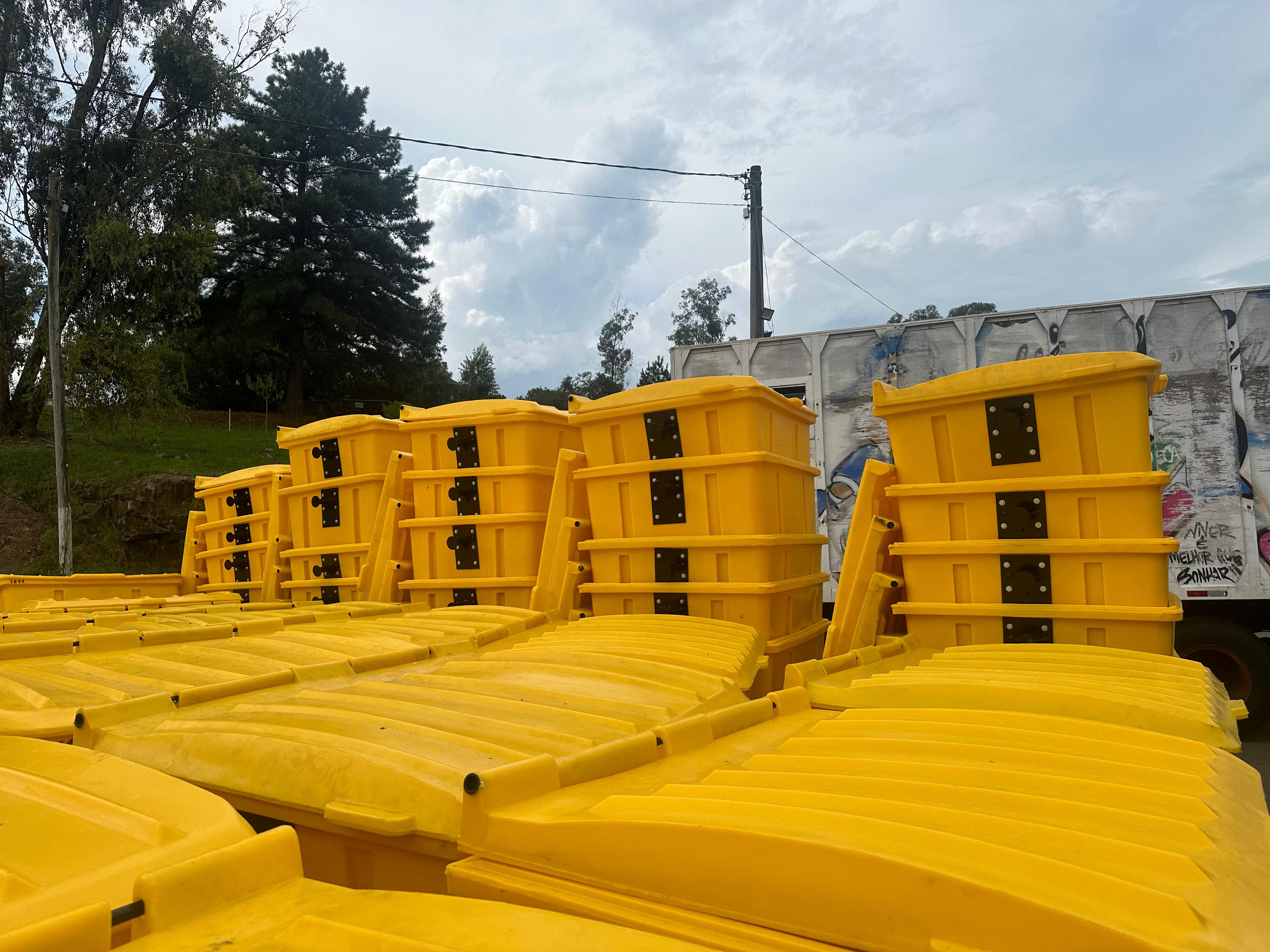  Codeca recebe terceira remessa de 100 contêineres amarelos para coleta seletiva