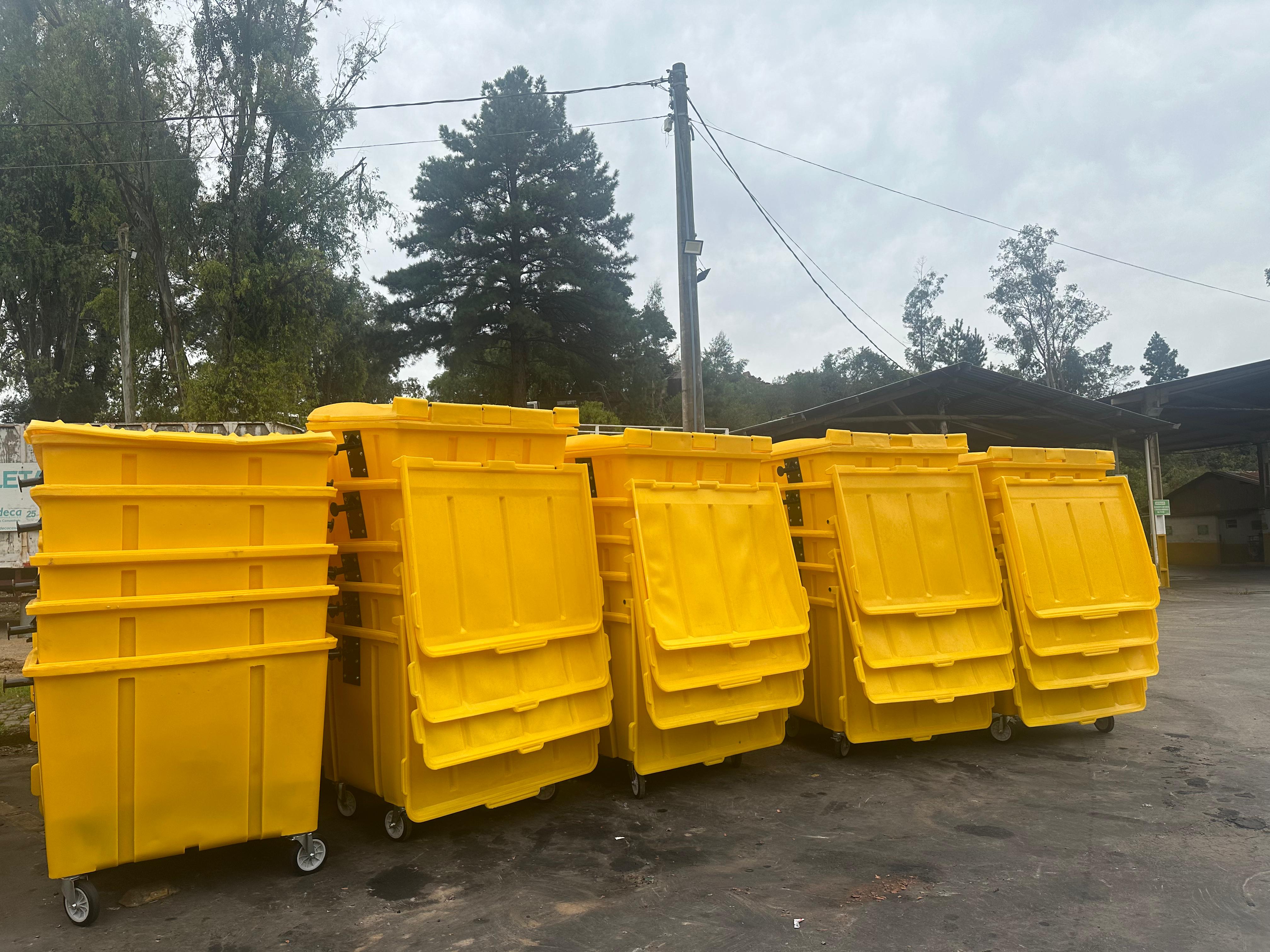  Codeca recebe quarta remessa de 100 contêineres amarelos para coleta seletiva