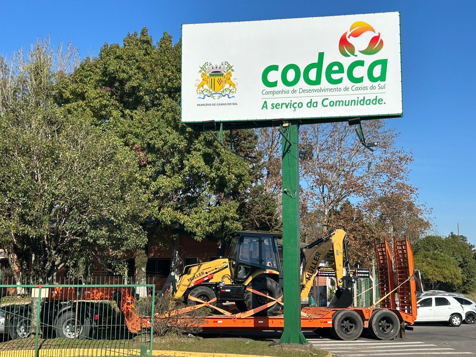  Codeca recebe nova retroescavadeira