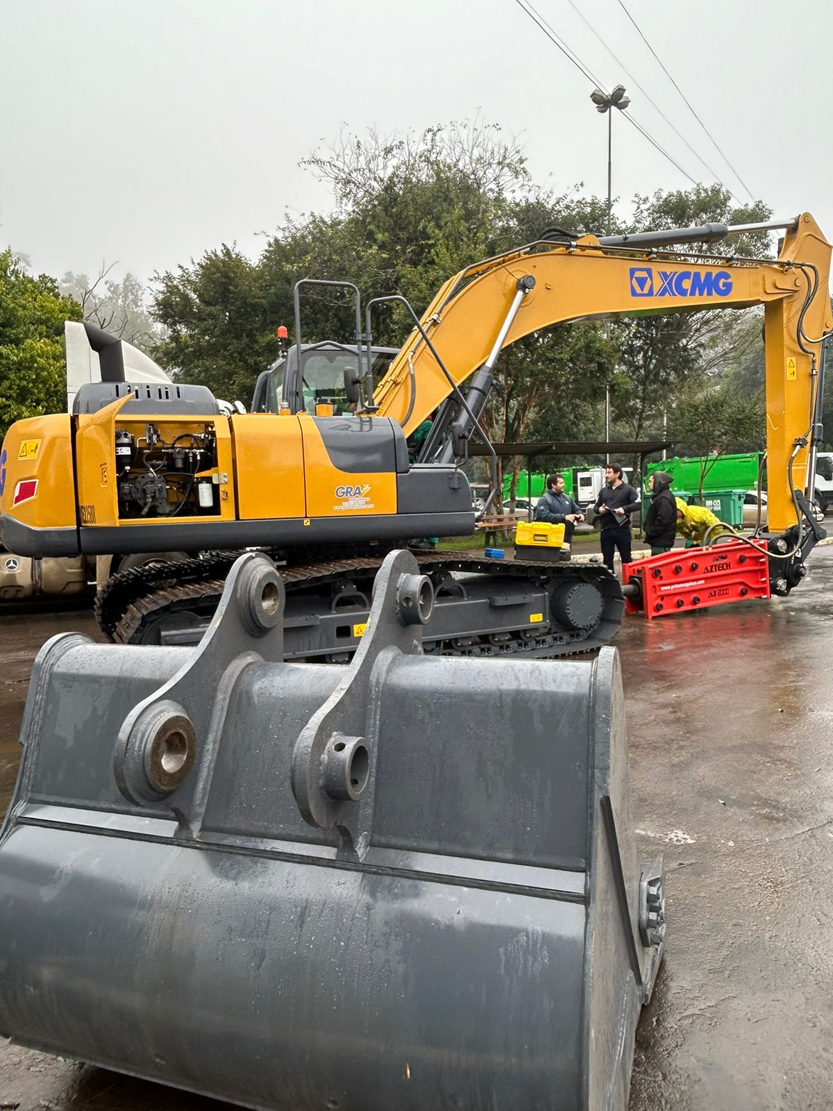  Codeca recebe escavadeira hidráulica com rompedor
