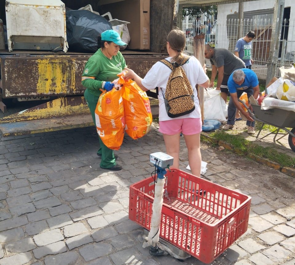  Troca Solidária promove a limpeza urbana e a alimentação saudável