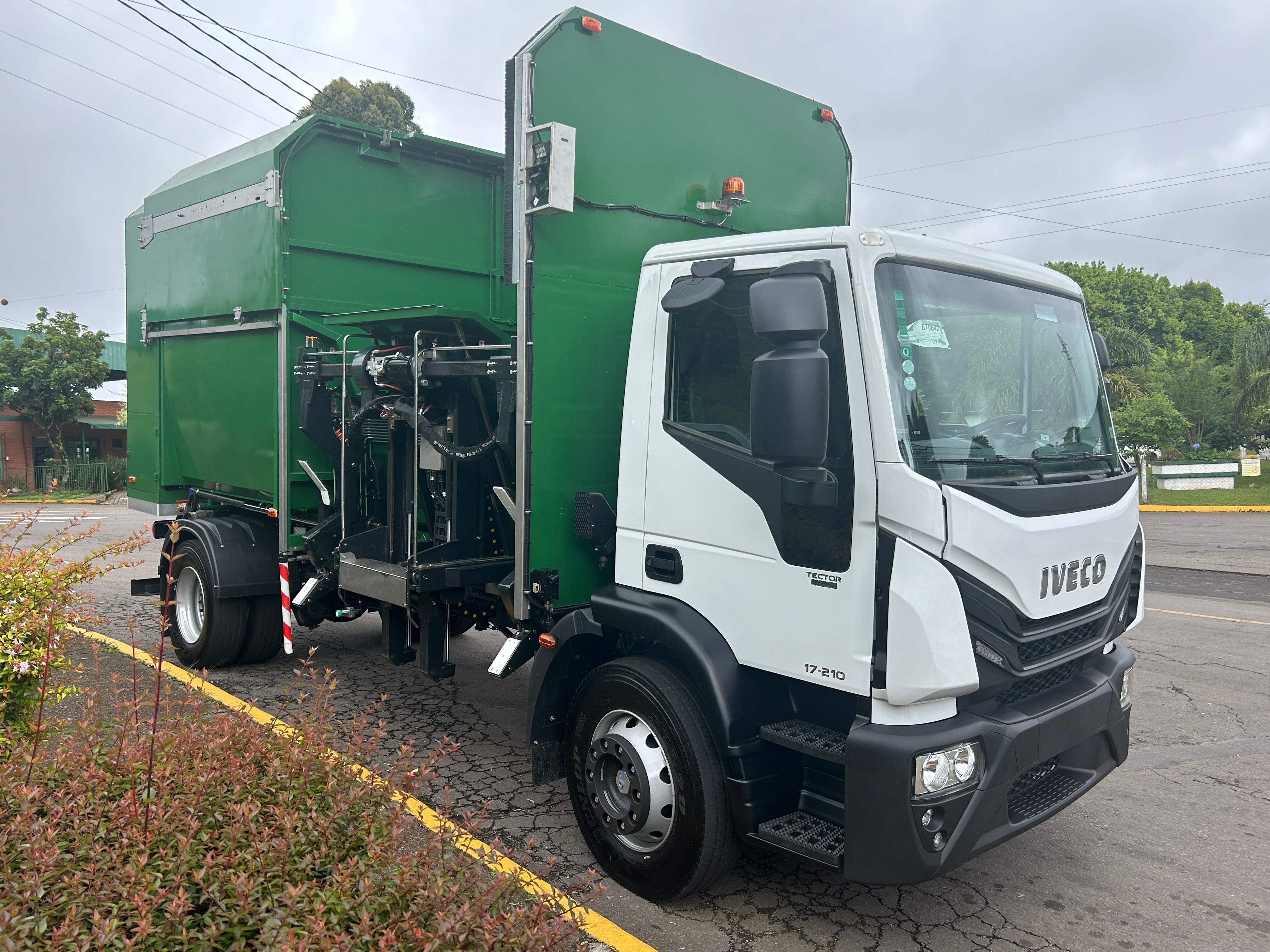  Codeca recebe caminhão lava contêiner lateral mecanizado