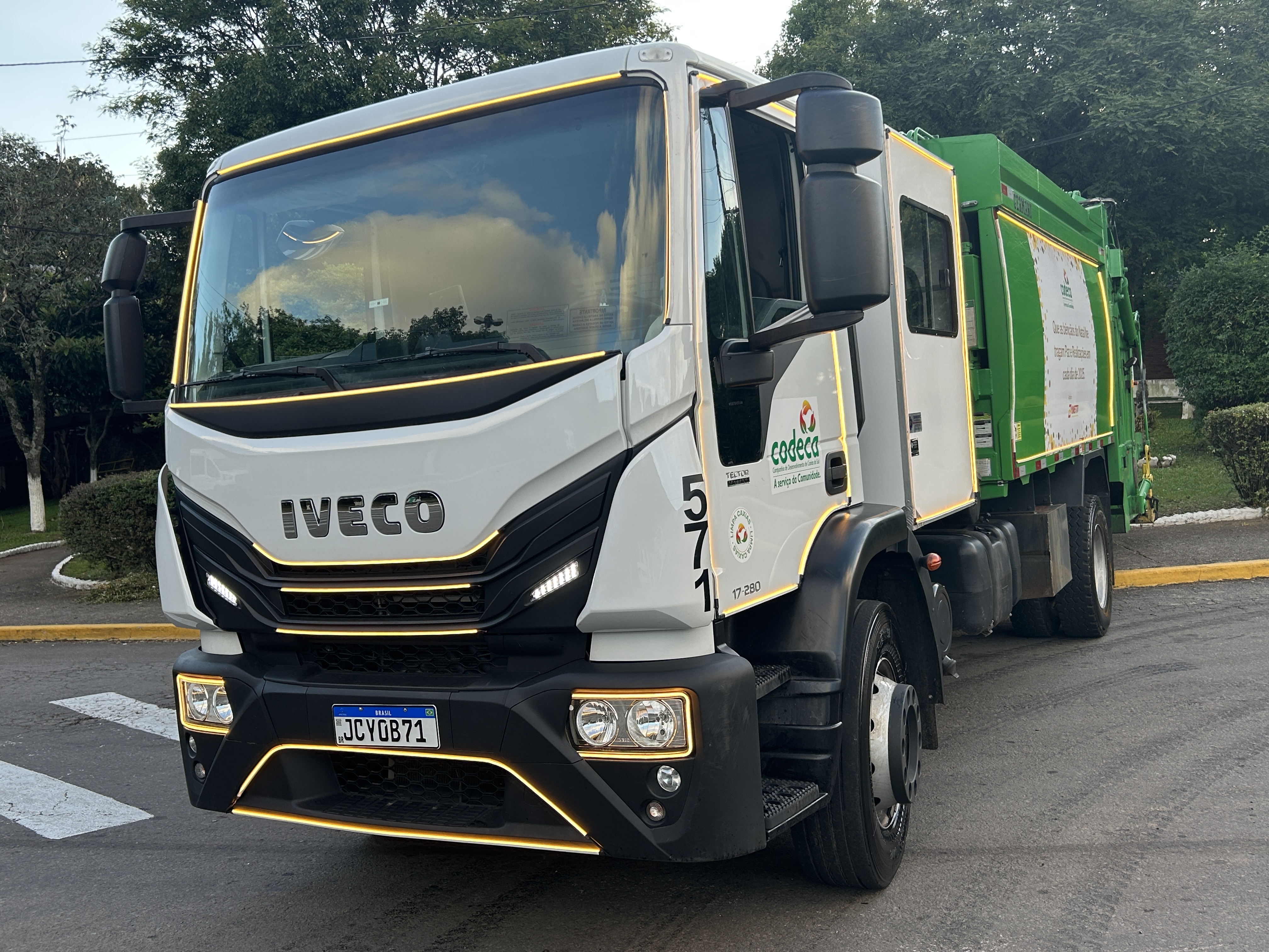  Caminhão iluminado circula pelas ruas de Caxias