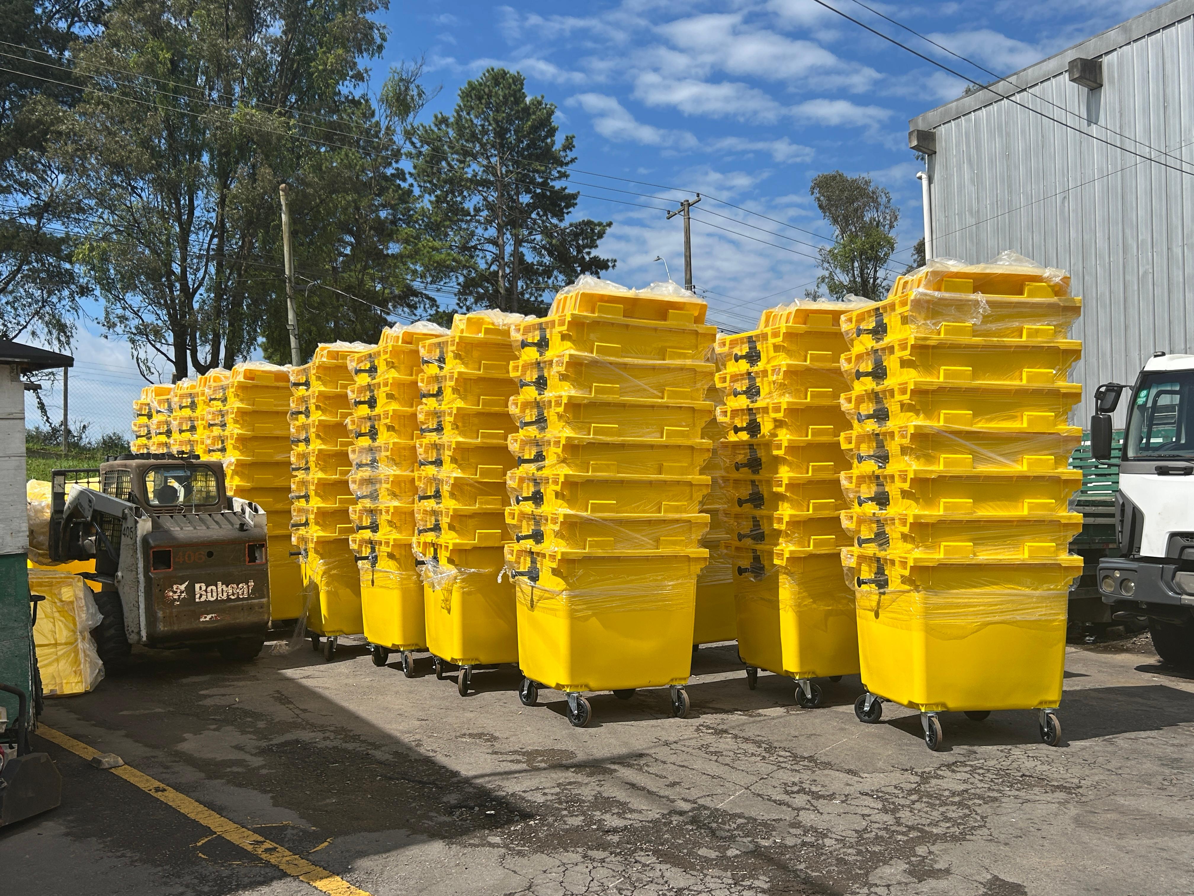  Codeca recebe 150 novos contêineres para coleta seletiva