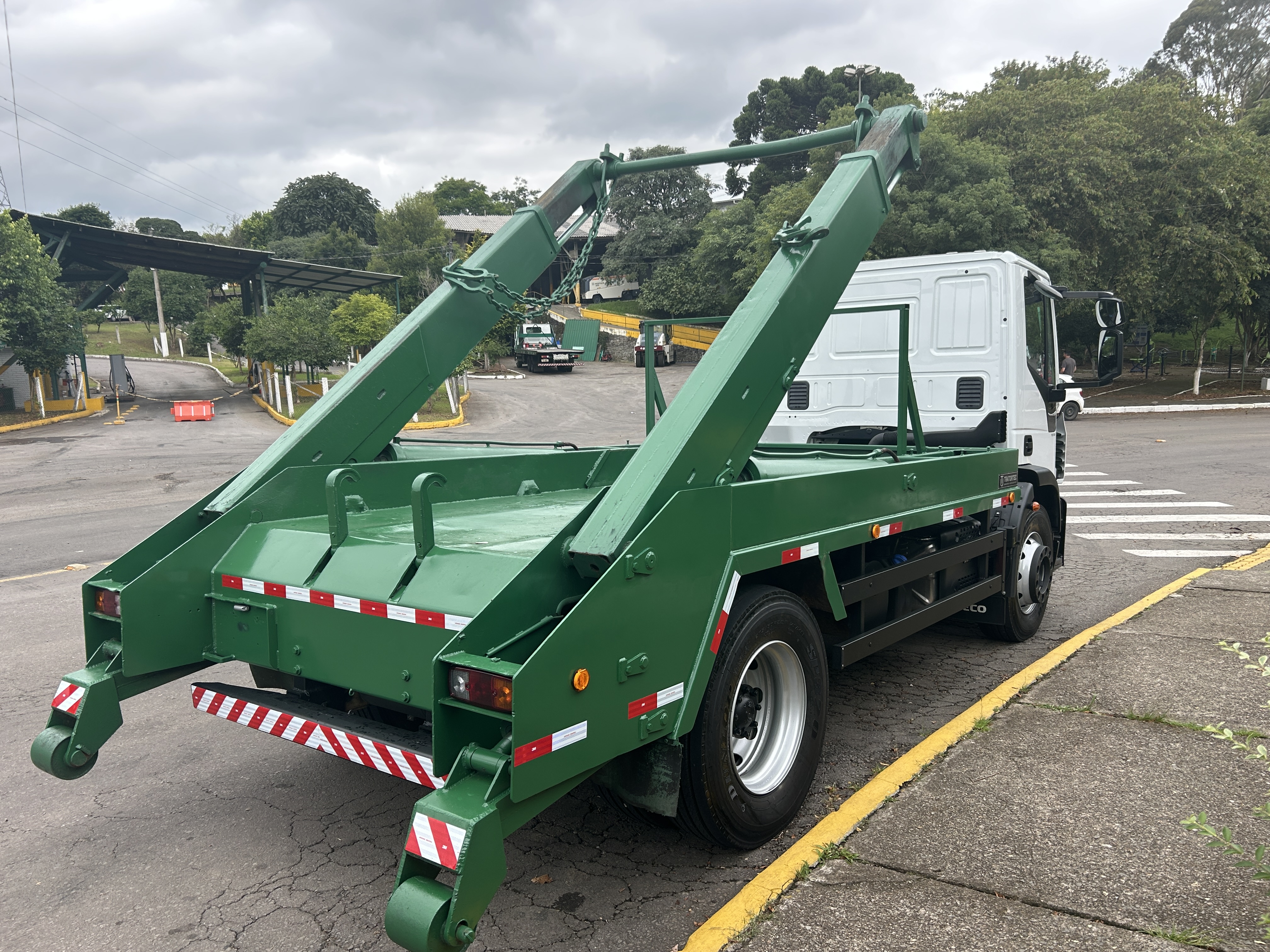  Codeca recebe novo caminhão poliguindaste