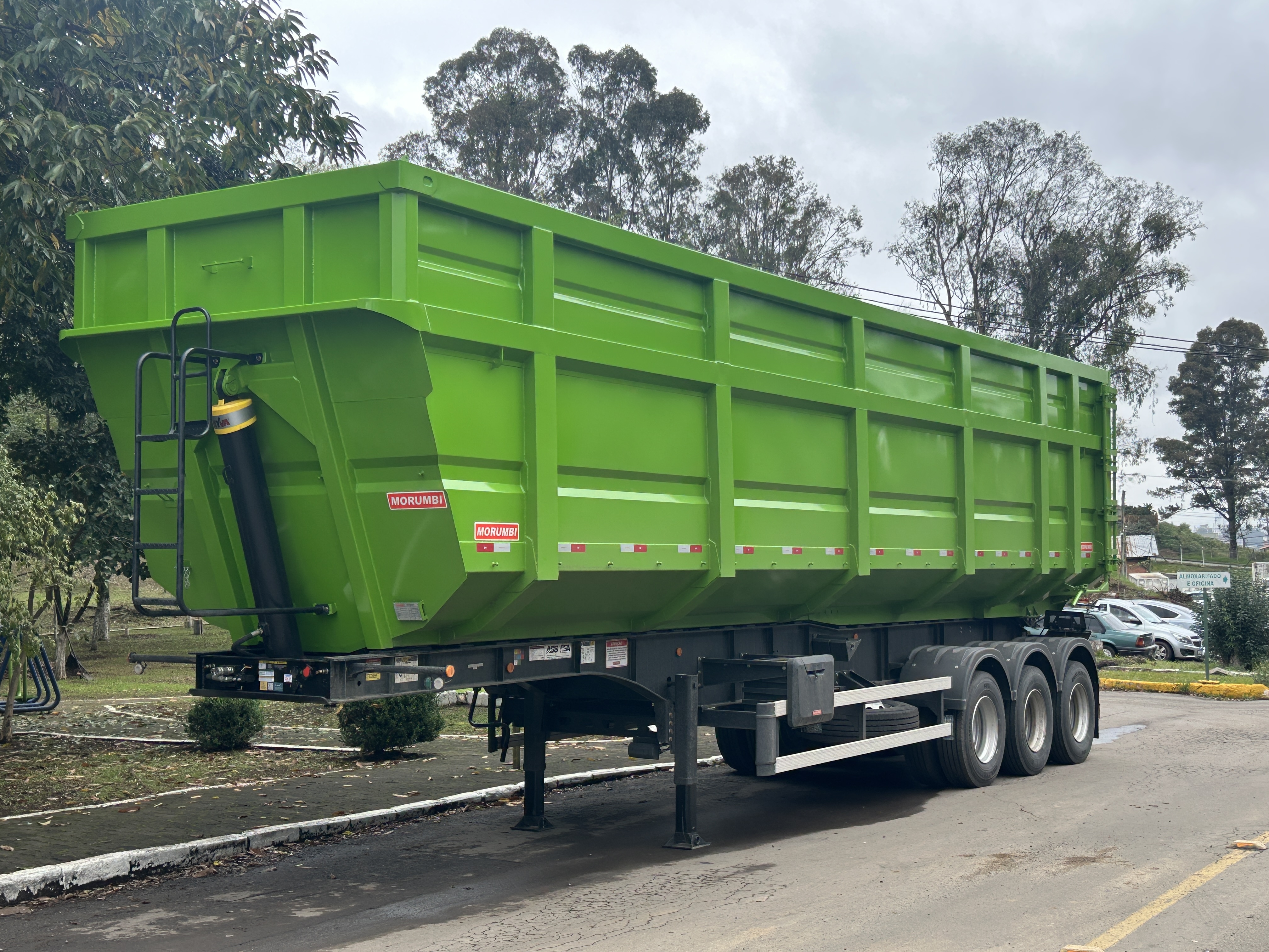  Codeca recebe novo semirreboque para transporte de resíduos