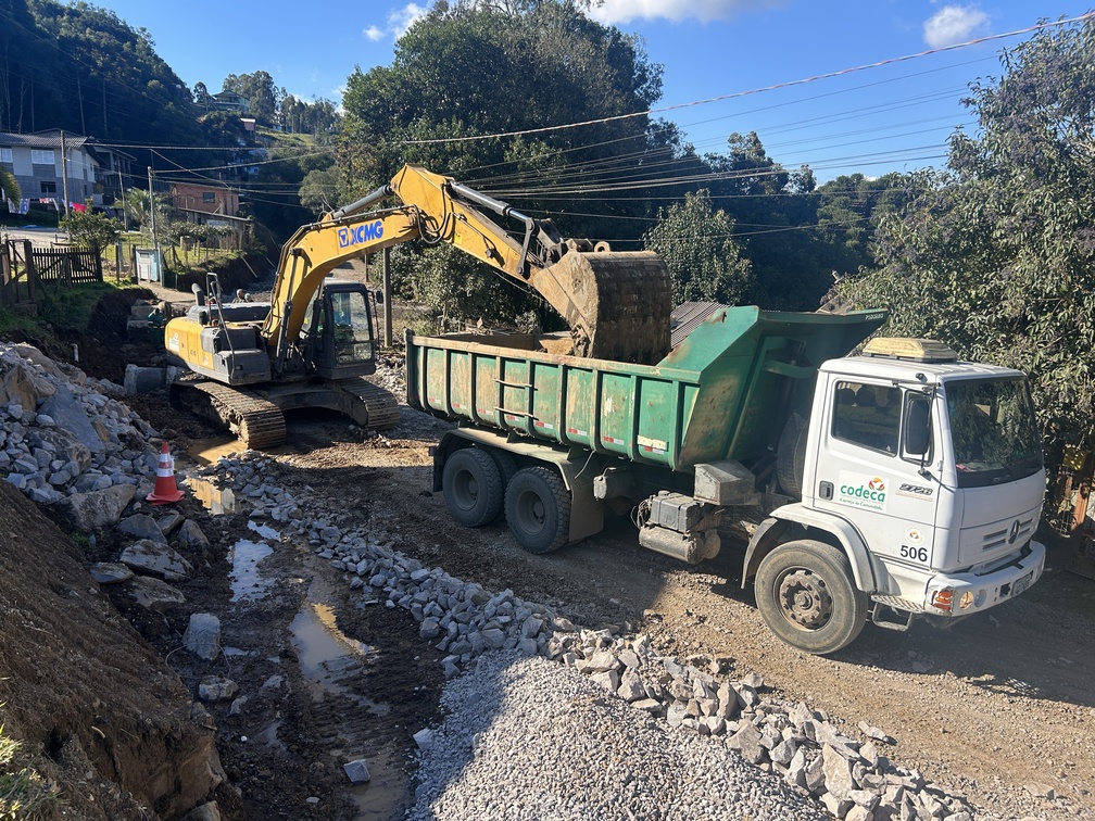 Codeca executa obras de drenagem e pavimentação no Travessão Porto