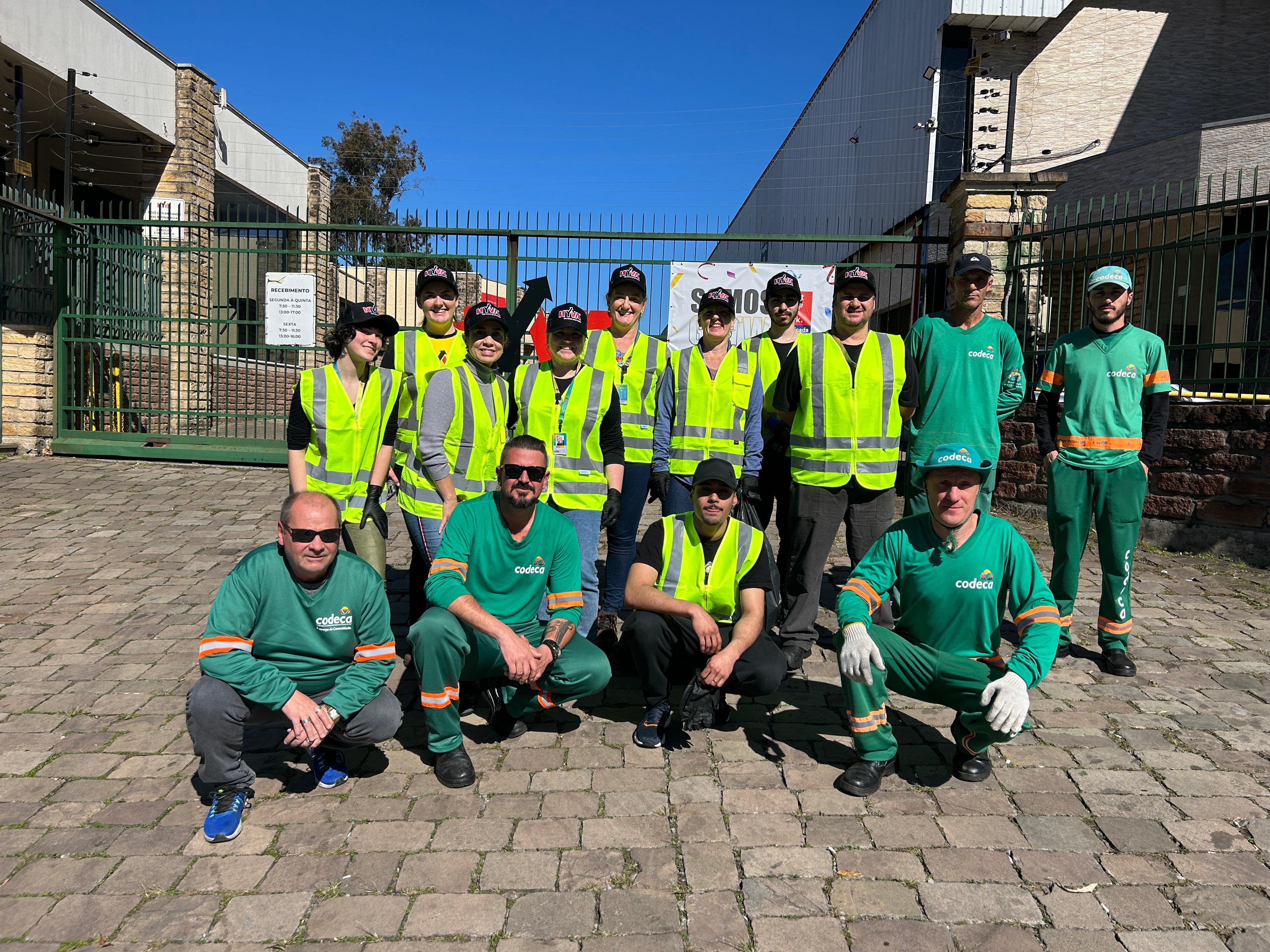  Codeca apoia limpeza de rua no bairro Santa Catarina