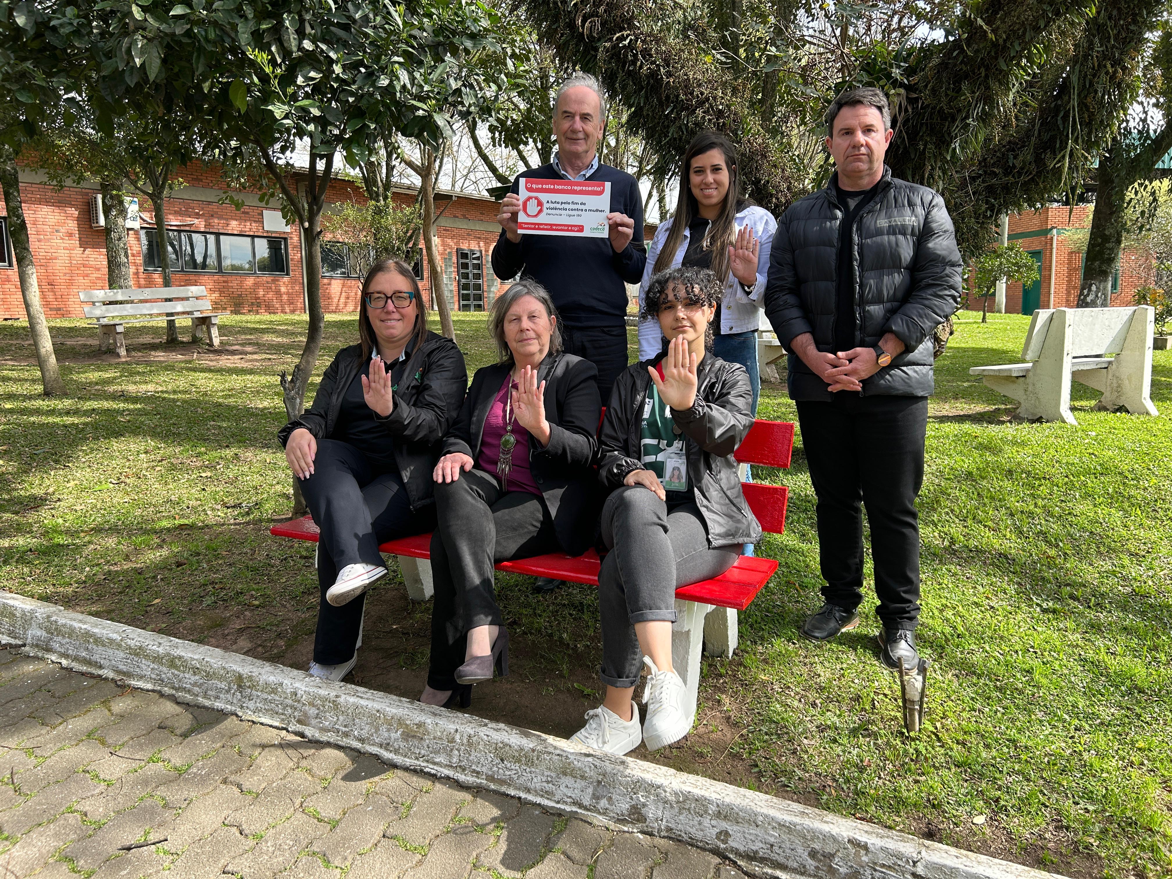  Codeca ganha Banco Vermelho alusivo ao combate à violência contra a mulher
