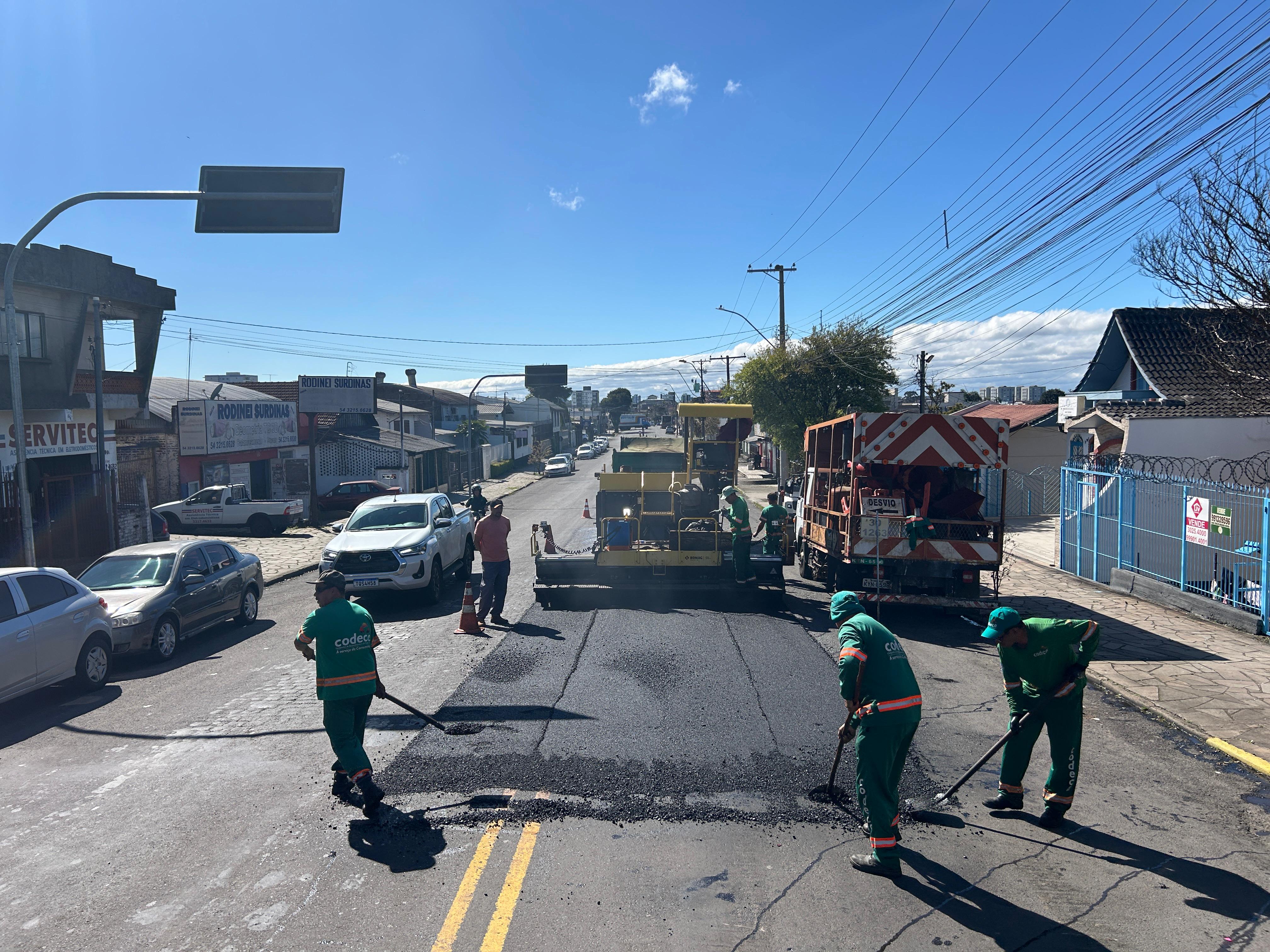  Rua Ernesto Casara recebe camada definitiva de asfalto