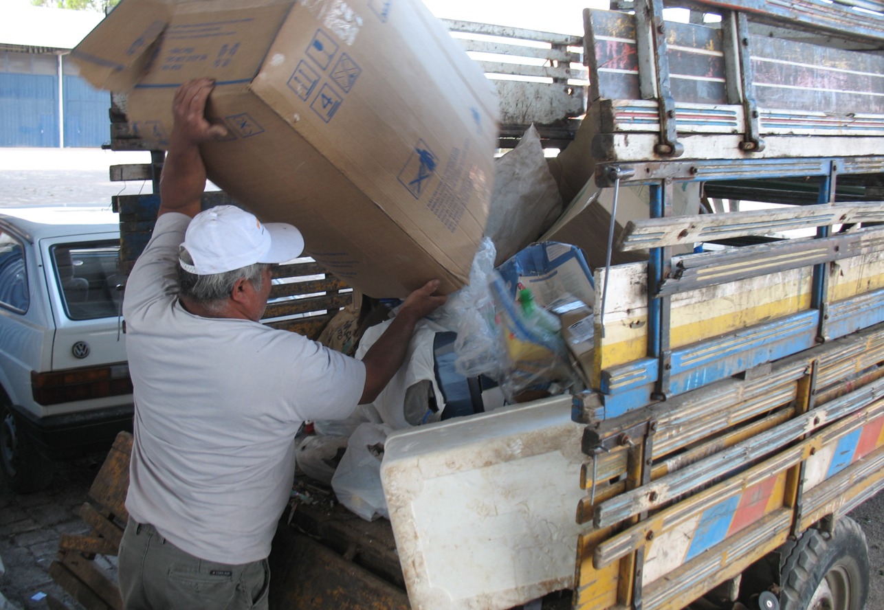  CODECA repassa resíduos seletivos estocados a recicladores