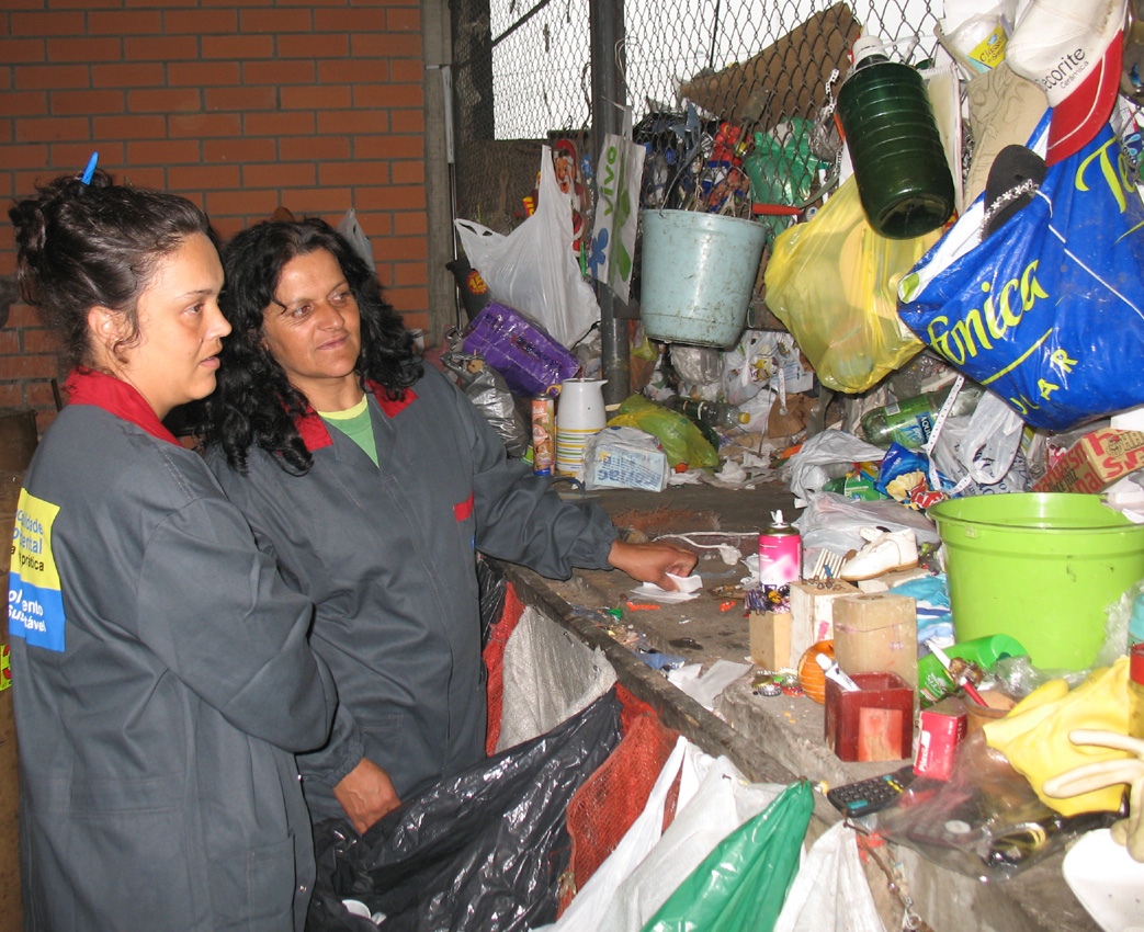  Recicladores ganham cesta básica, informa Pioneiro