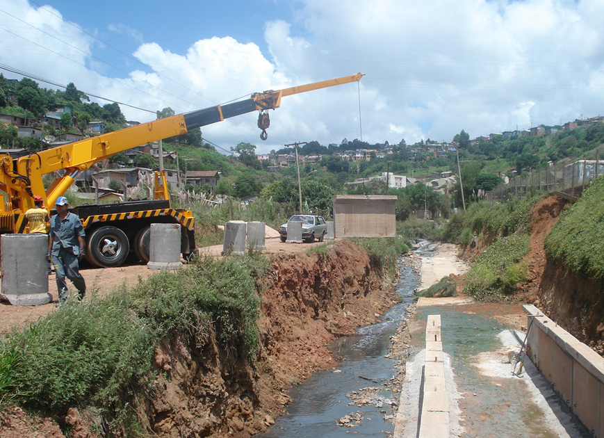 Codeca coloca galeria pluvial na Rua dos Torneadores